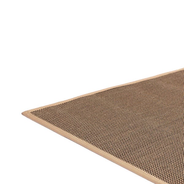 VM Carpet Havu-matto, musta 79. Lähikuvassa maton kulma.