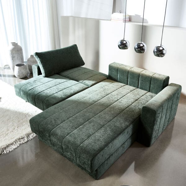 Akello-divaanivuodesohva käsinojilla. Vihreä Avella Pine Green 281 -kangasverhoilu. Miljöökuva.