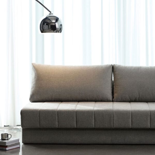 Innovation Living Akello-vuodesohva ilman käsinojia, vuodemekanismi. Vaalea Avella Sand 280 -kangasverhoilu. Miljöökuva.
