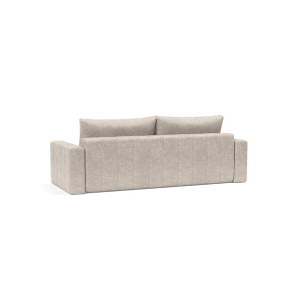 Innovation Living Akello-vuodesohva käsinojilla, vaalea Avella Sand 820-kangasverhoilu. Kuvassa sohva takaapäin.