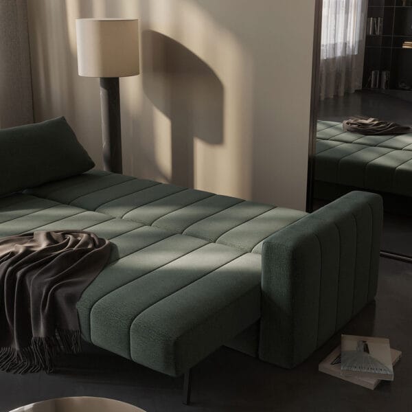 Innovation Living Akello-vuodesohva käsinojilla, vaalea Avella Pine Green 281 -kangasverhoilu. Miljöökuva.
