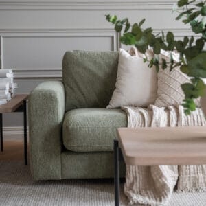 Rowico Duncan-sohva, vihreä Max 55 -kangas. Miljöökuva, jossa sohvan edessä on Shelton-pöytä