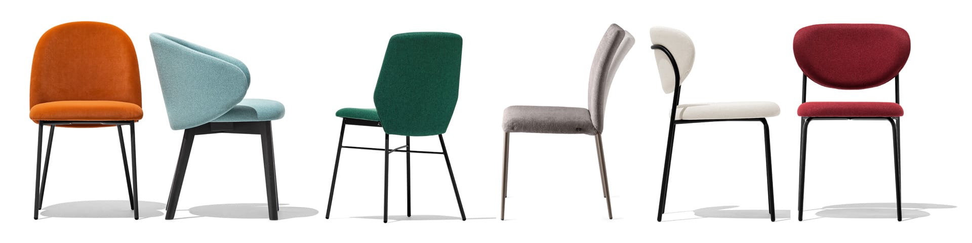 Artikkelikuva | Connubian värikkäitä tuoleja valkoista taustaa vasten