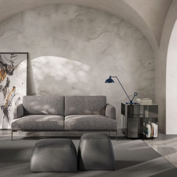 Natuzzi Italia Labirinto-sivupöytä 60 x 60 cm, savulasi. Miljöökuvassa Estro-sohvan kanssa.
