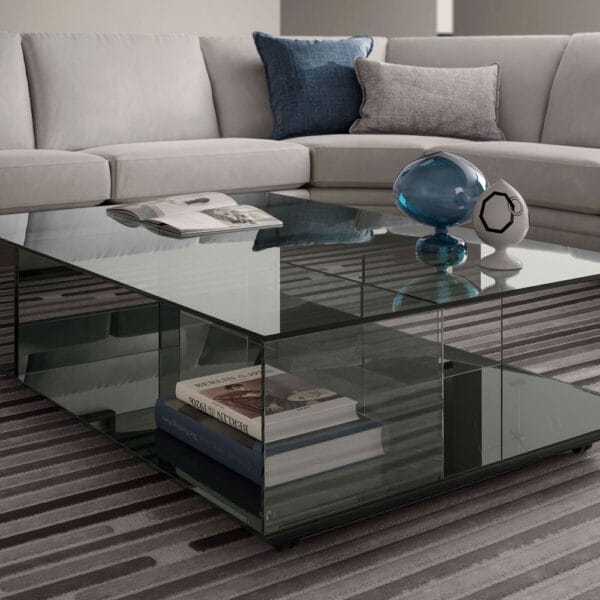 Natuzzi Italia Labirinto-sohvapöytä 85 x 125 cm, savulasi. Miljöökuvassa Plaza-sohvan kanssa. Lähikuva.