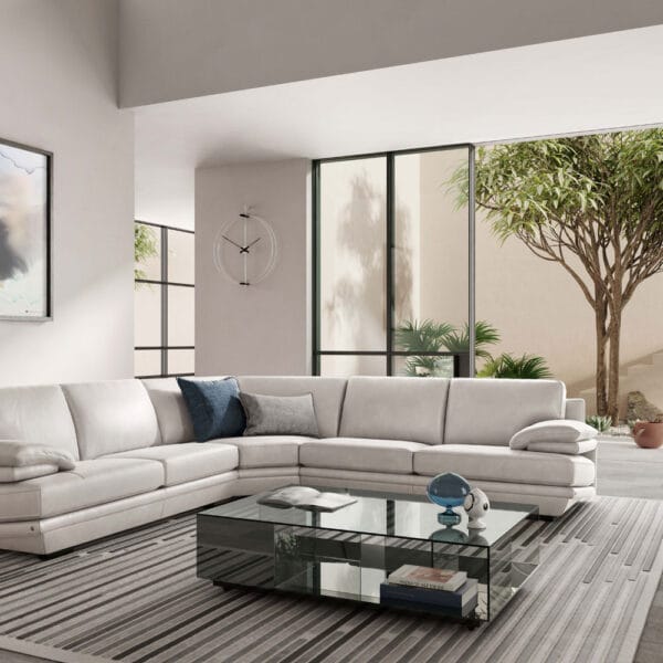 Natuzzi Italia Labirinto-sohvapöytä 85 x 125 cm, savulasi. Miljöökuvassa Plaza-sohvan kanssa.