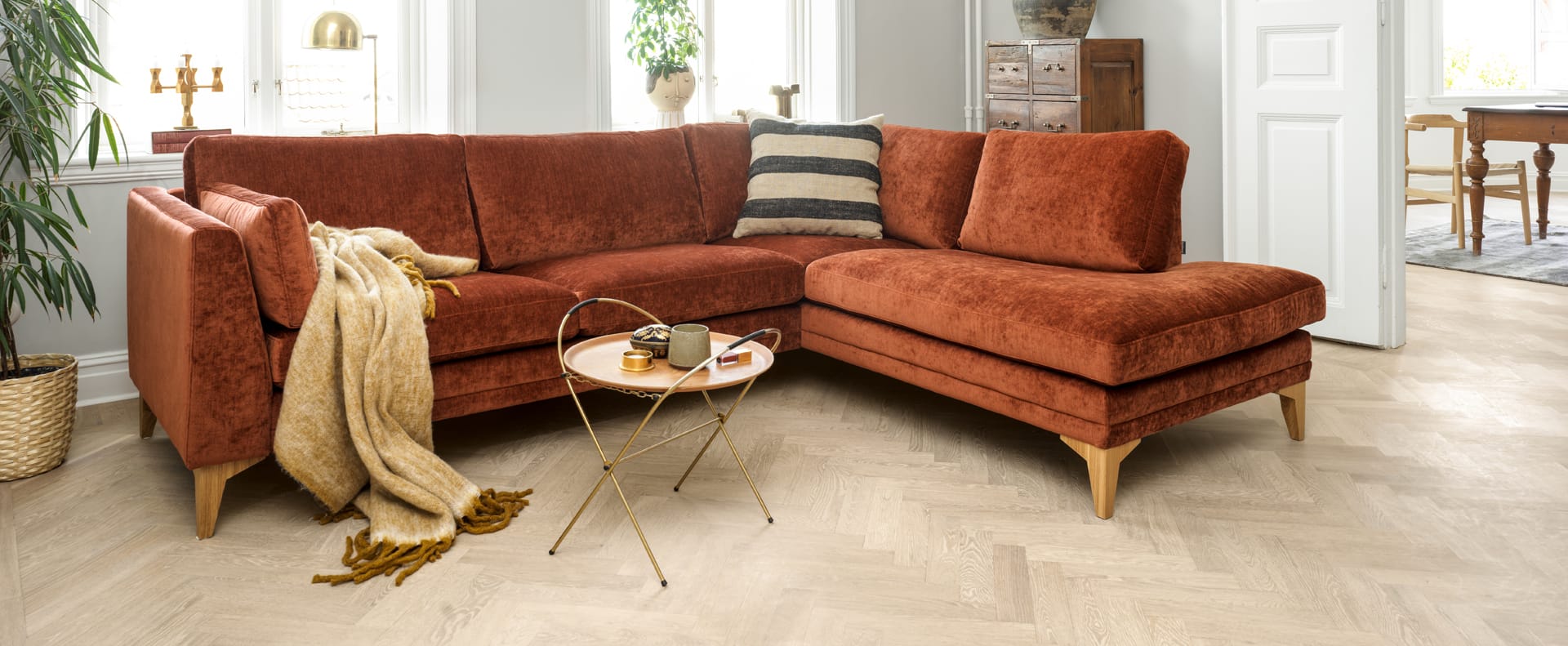Artikkelikuva | Furninova Avignon-kulmasohva oranssilla kangasverhoilulla, miljöökuva.