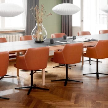 Artikkelikuva | Skovby #55-tuolit ja #27-ruokapöytä. Miljöökuva vihreäseinäisessä kartanomaisessa huoneessa.