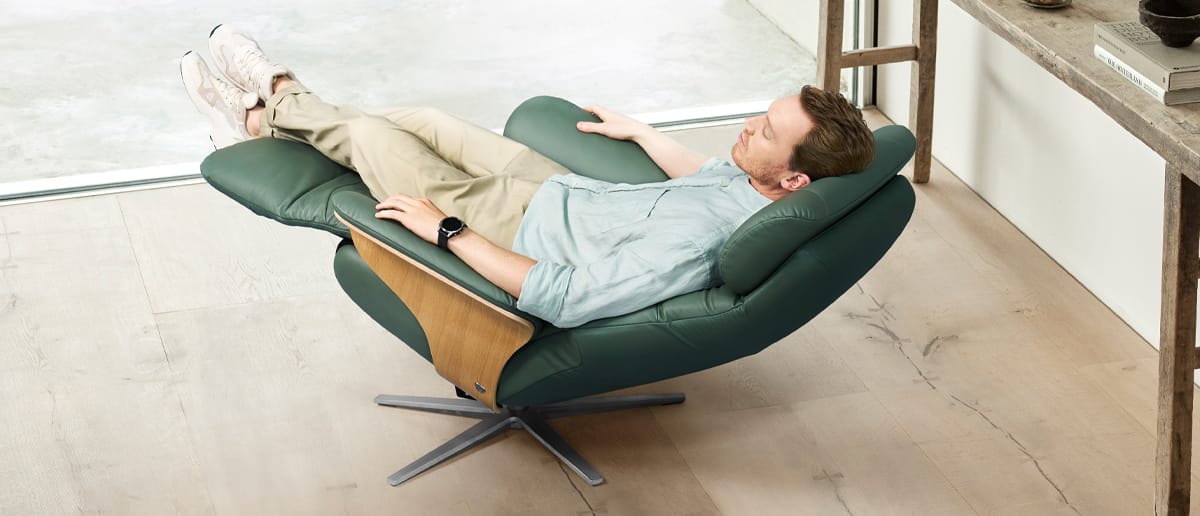 Artikkelikuva | Stressless Adam-lepotuoli, vihreä nahkaverhoilu- Mies istuu tuolissa. Miljöökuva.