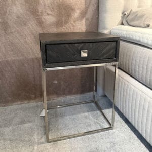 Richmond Interiors Blackbone-yöpöytä nyt edullisesti, outlet Kruunukaluste Turku