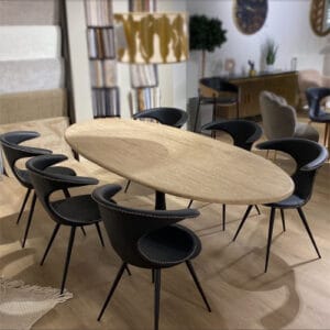 Ruokailuryhmä 6:lle Vantaalta: Richmond Interiors Hampton-ruokapöytä ja Dan-form Flair-tuolit, outlet Vantaa.