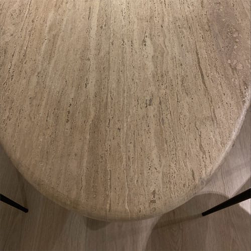 Ruokailuryhmä 6:lle Vantaalta: Richmond Interiors Hampton-ruokapöytä ja Dan-form Flair-tuolit, outlet Vantaa.