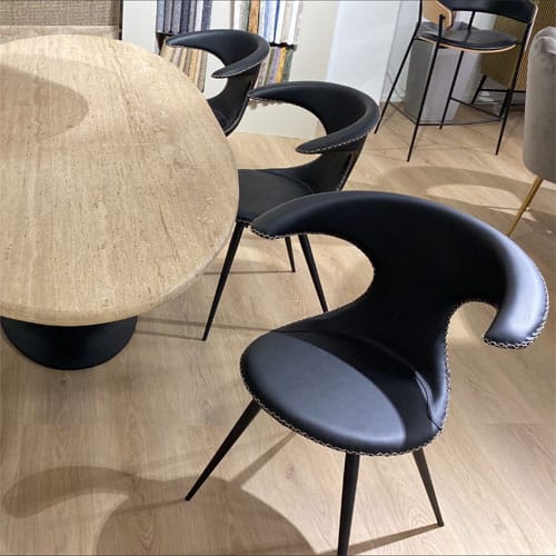 Ruokailuryhmä 6:lle Vantaalta: Richmond Interiors Hampton-ruokapöytä ja Dan-form Flair-tuolit, outlet Vantaa.