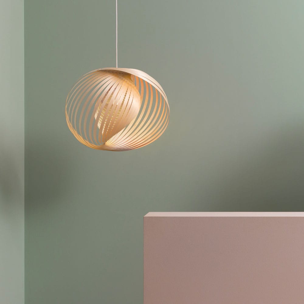 Secto Design Adilo 8200 miljöökuvassa vaaleanvihreää seinää vasten