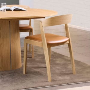 Skovby #825-tuoli, valkoöljytty tammirunko ja konjakinruskea nahkaistuin