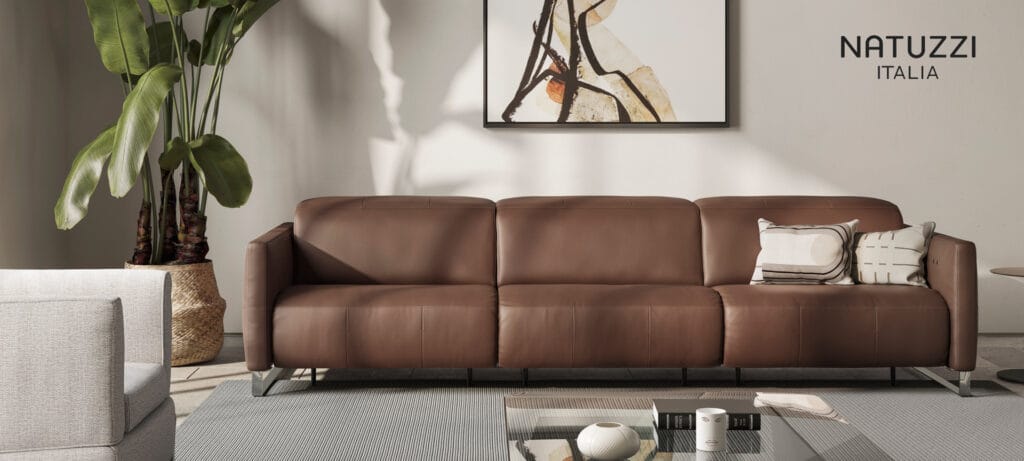 Artikkelikuva | Natuzzi Italia Sophy-sohva ruskealla nahkaverhoilulla, miljöökuva