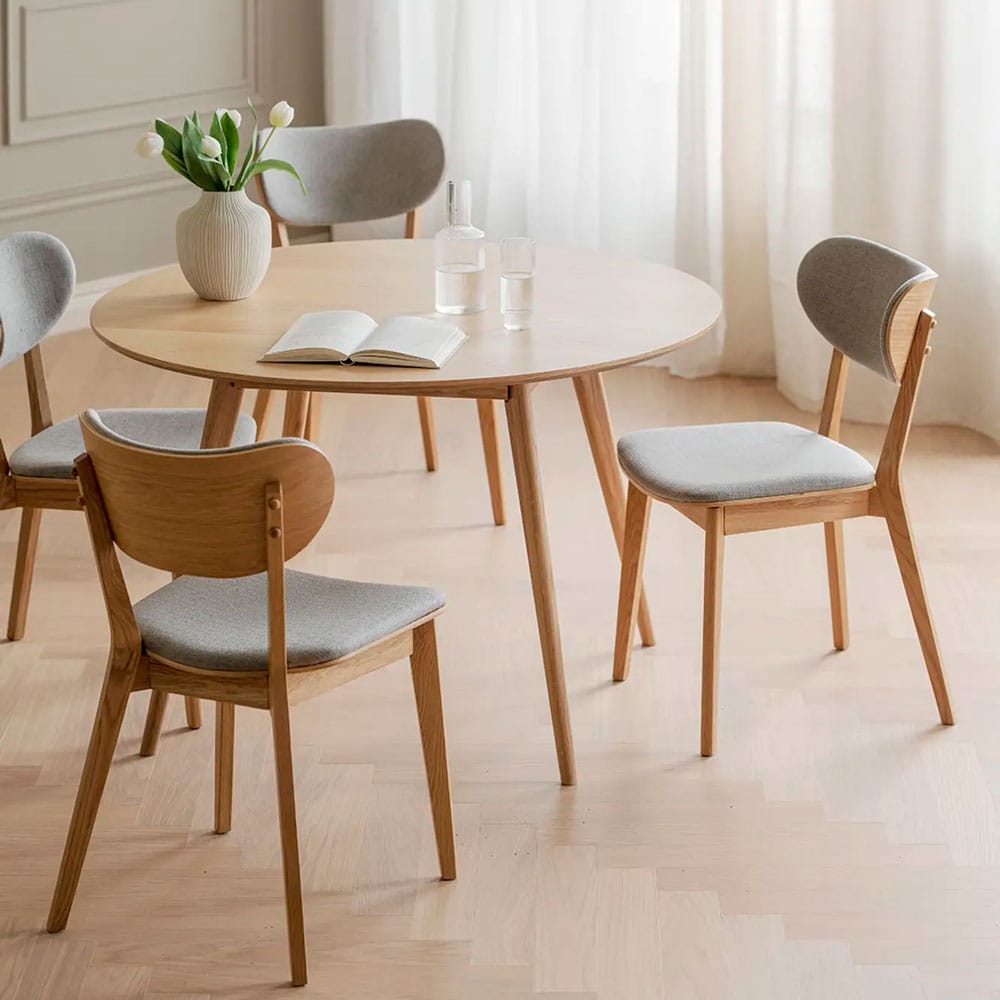 Rowico Yumi-ruokailuryhmä Kato-tuoleilla, miljöökuva.