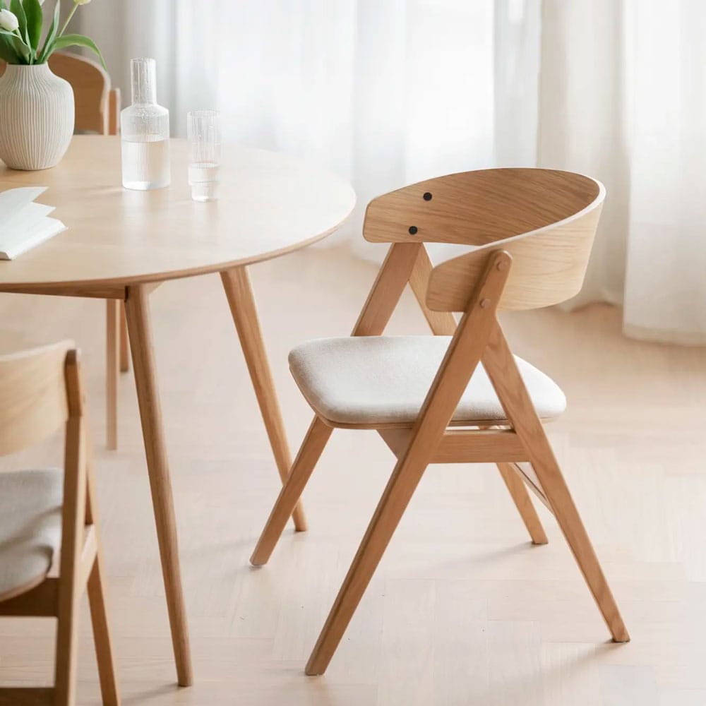 Rowico Yumi-ruokailuryhmä Waterton-tuoleilla