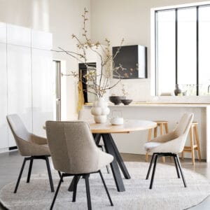 Rowico Maddock-ruokailuryhmä Alison-tuoleilla, tammikansi, metallijalat, pyörivät tuolit, miljöökuva.