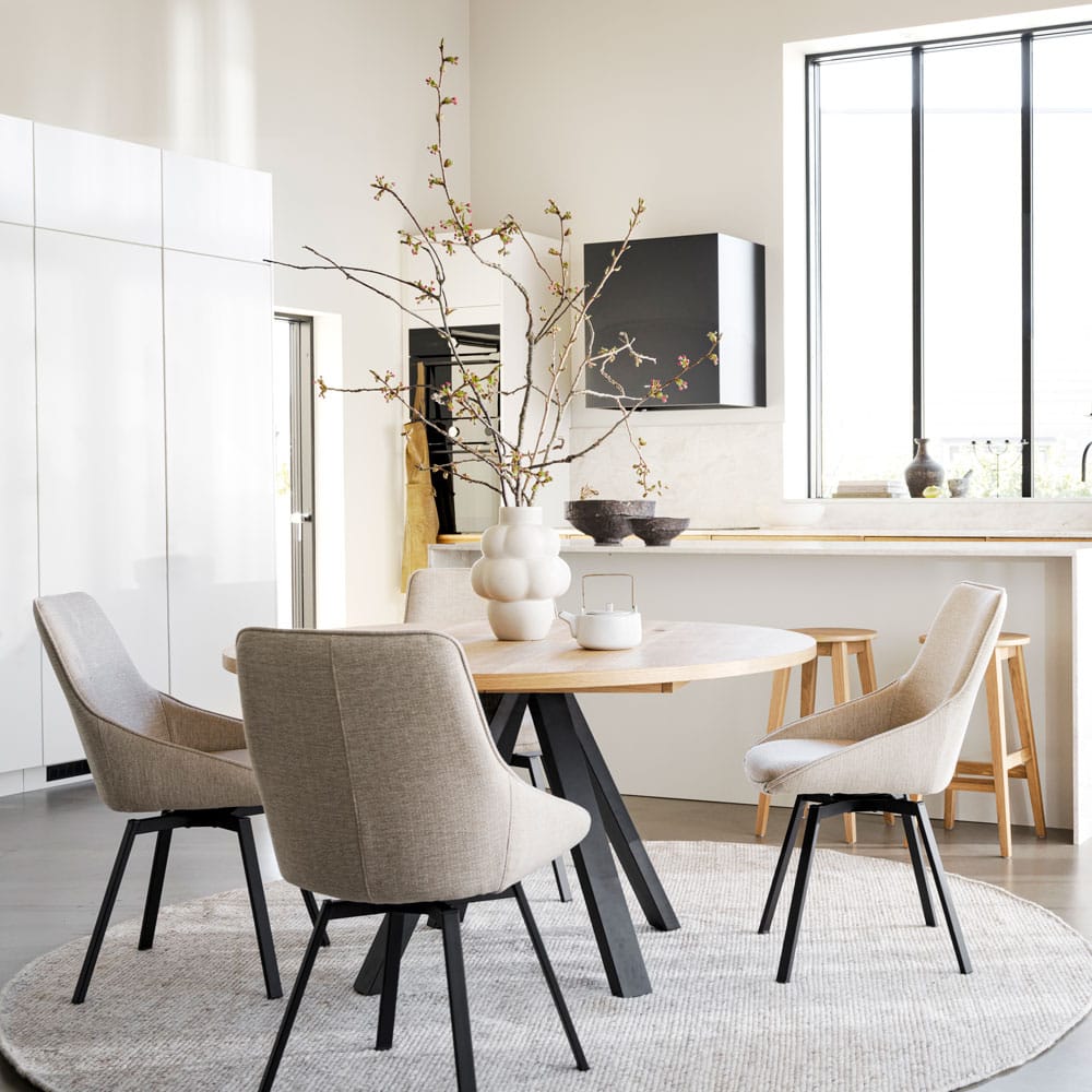 Rowico Maddock-ruokailuryhmä Alison-tuoleilla, tammikansi, metallijalat, pyörivät tuolit, miljöökuva.