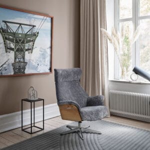 Conform Air-lepotuoli harmaalla lampaantaljalla. Miljöökuva.