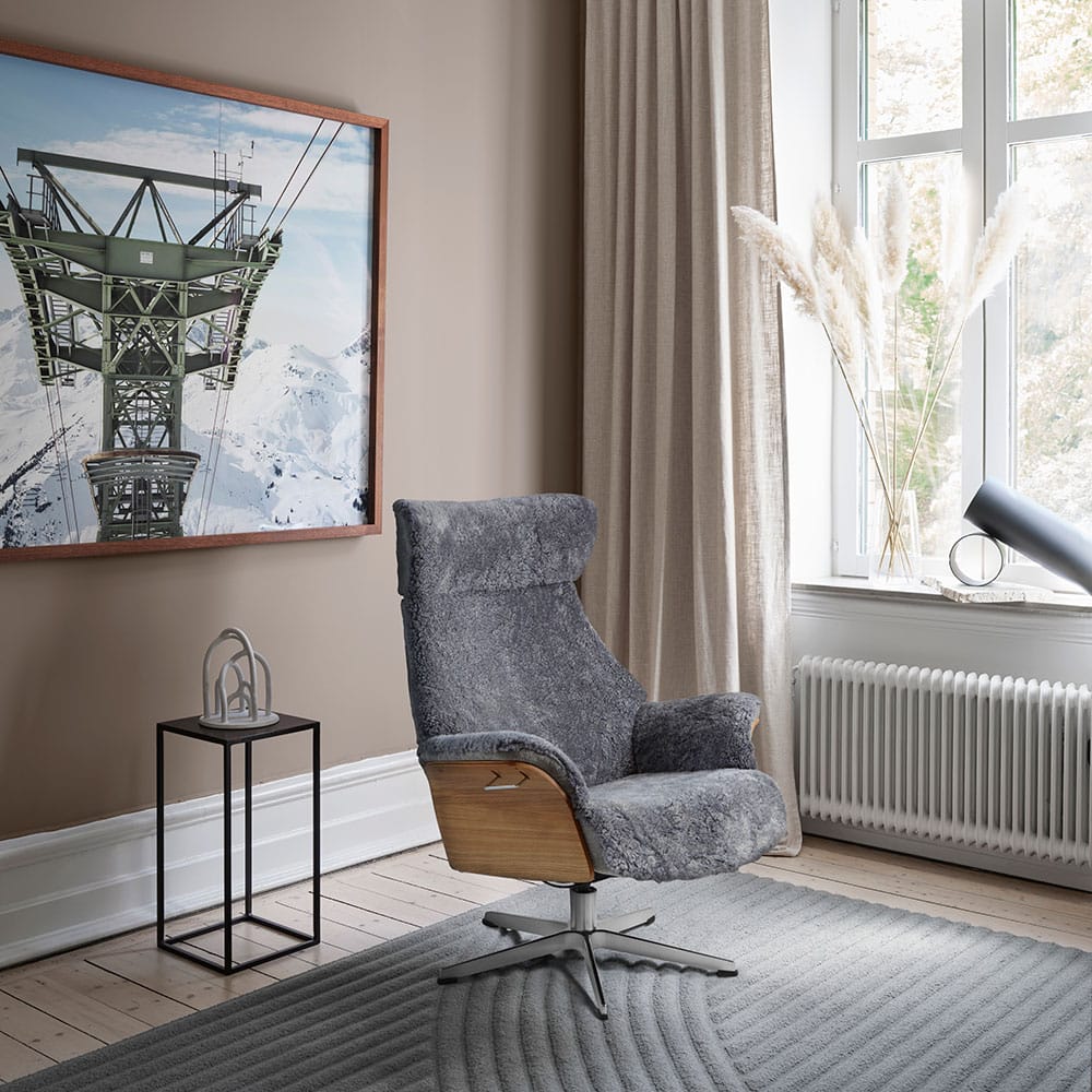 Conform Air-lepotuoli harmaalla lampaantaljalla. Miljöökuva.