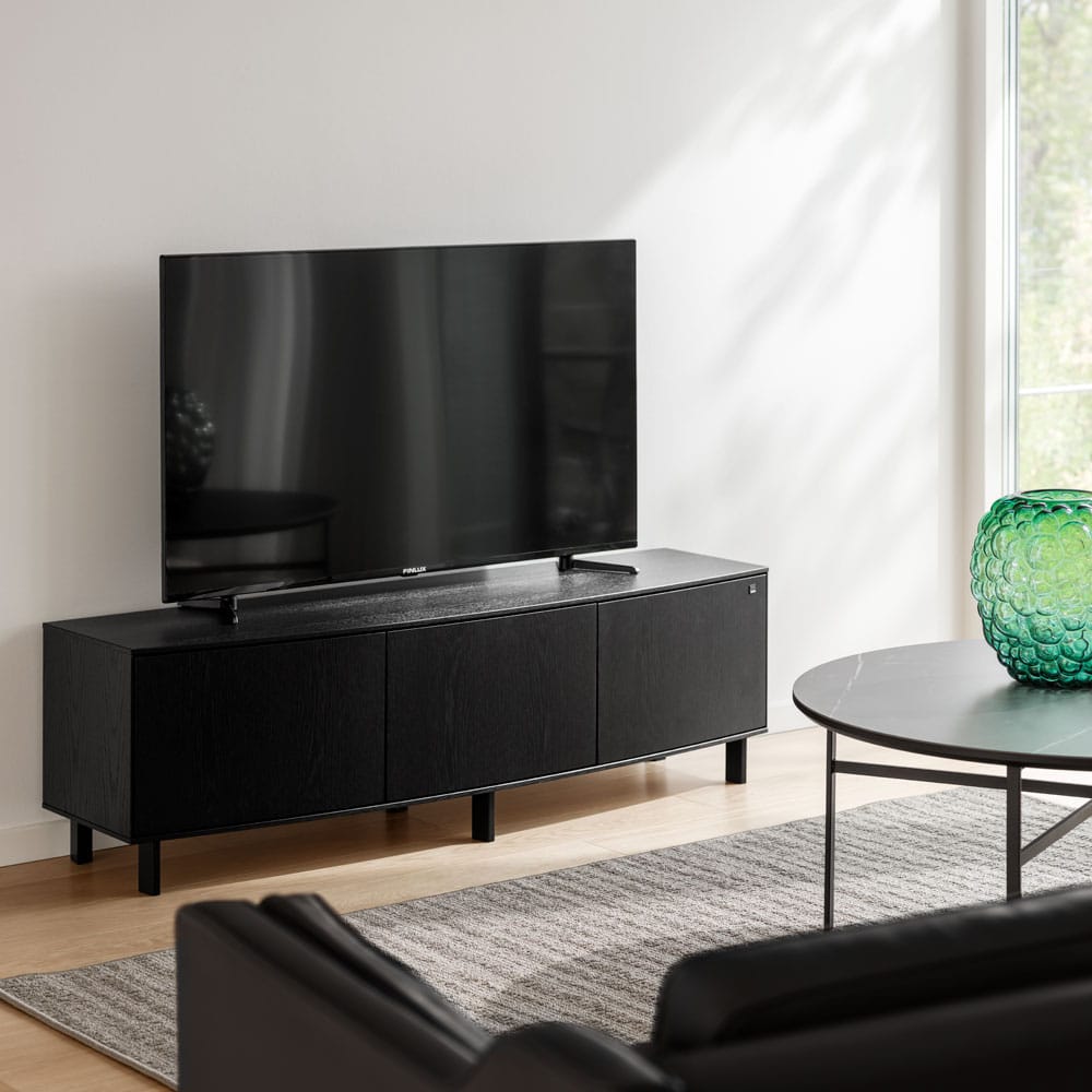 Skovby #411-tv-taso, musta. Miljöökuva.