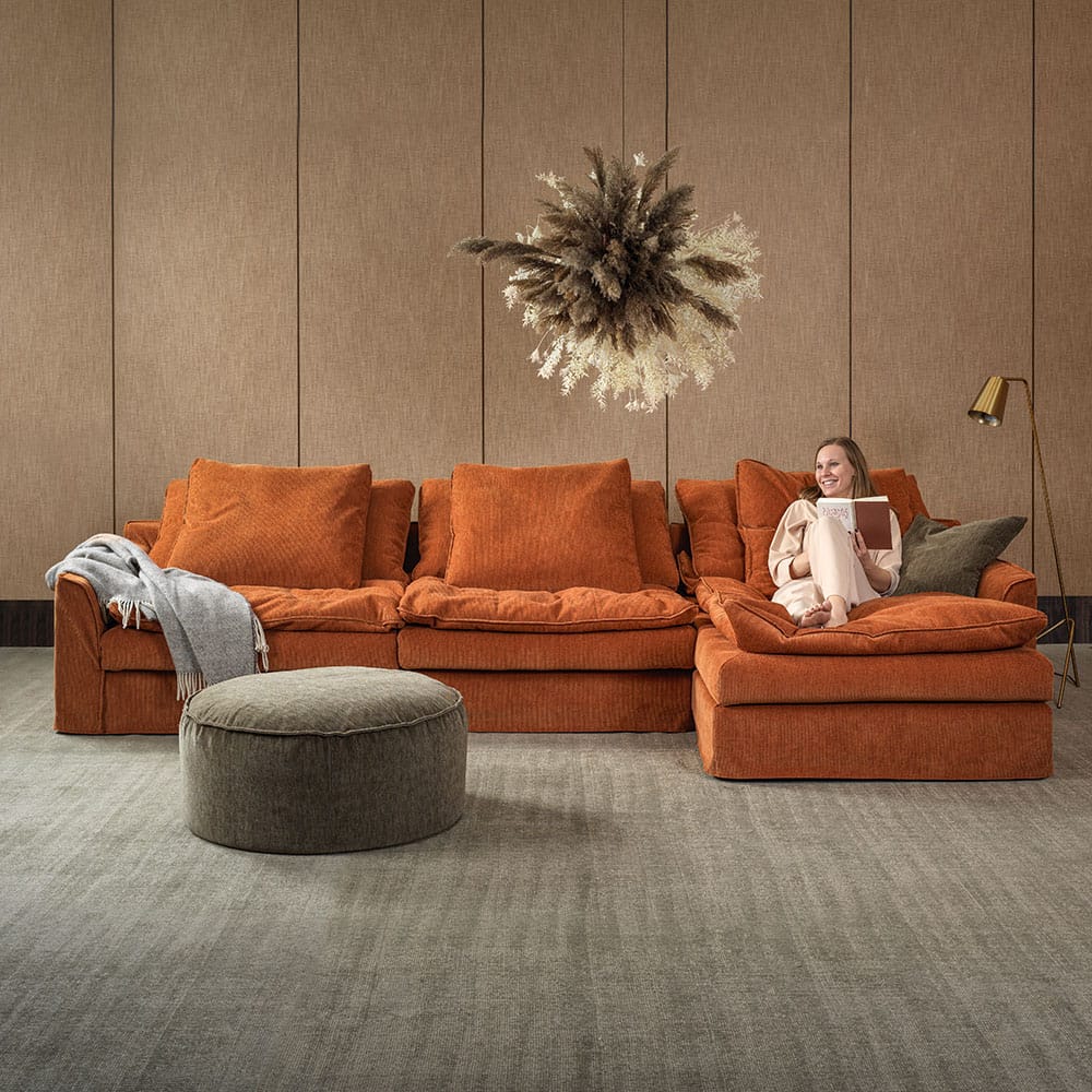 Furninova Sake-divaanisohva, oranssi Manchester-vakosamettiverhoilu