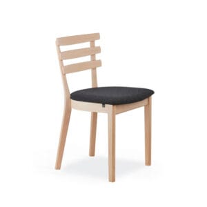 Skovby #46-tuoli, valkoöljytty tammi / tummanharmaa istuin. Tuotekuva.