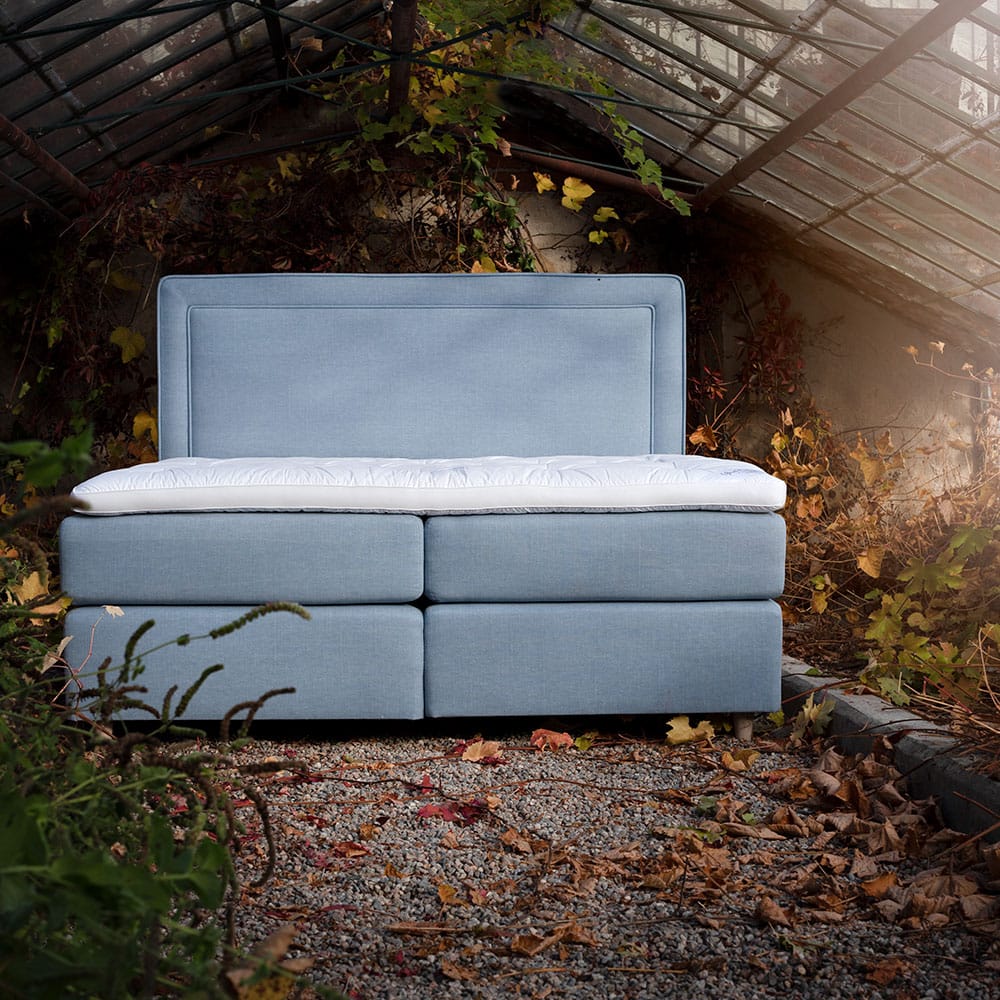 Dorbien Green-jenkkisänky, vaaleansininen kangasverhoilu. Miljöökuva.