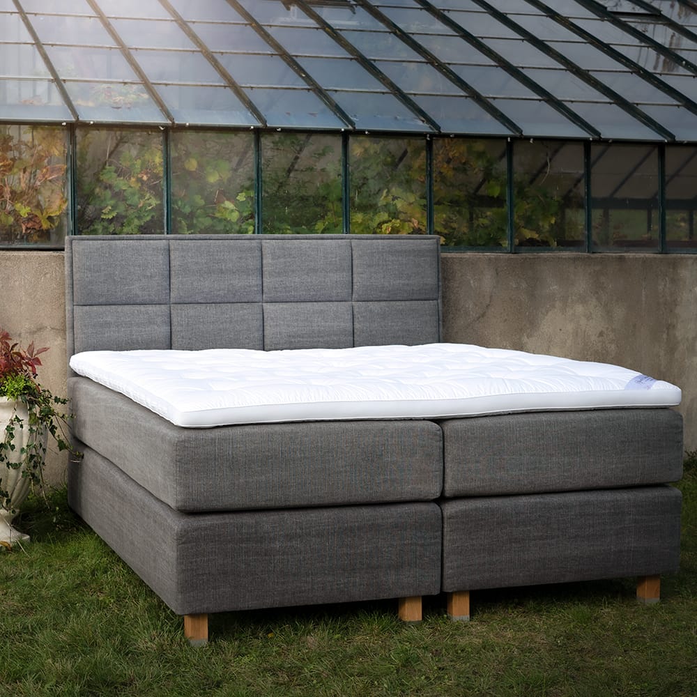 Dorbien Nature-jenkkisänky, harmaa kangasverhoilu, tammijalat. Miljöökuva.