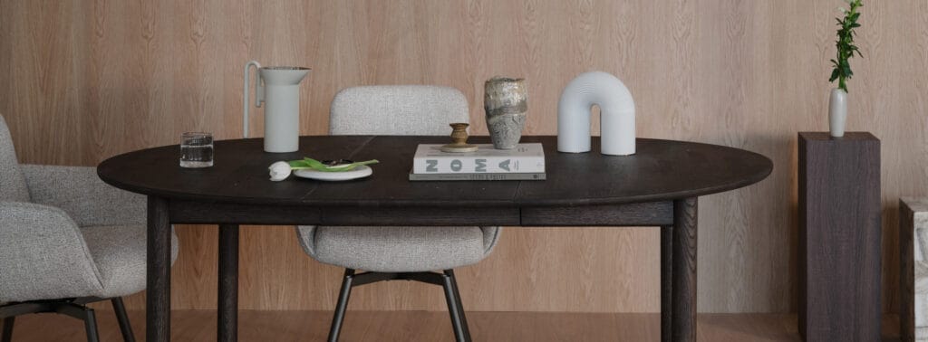 Artikkelikuva | Rowico Derrymore-ruokapöytä, pyöreä, sekä Roswe-tuolit