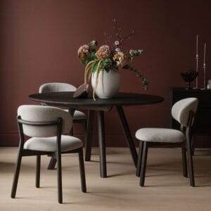 Rowico Clapperton-ruokapöytä, pyöreä. Miljöökuvassa ruskean tammen värisenä Patterson-tuolien kanssa.