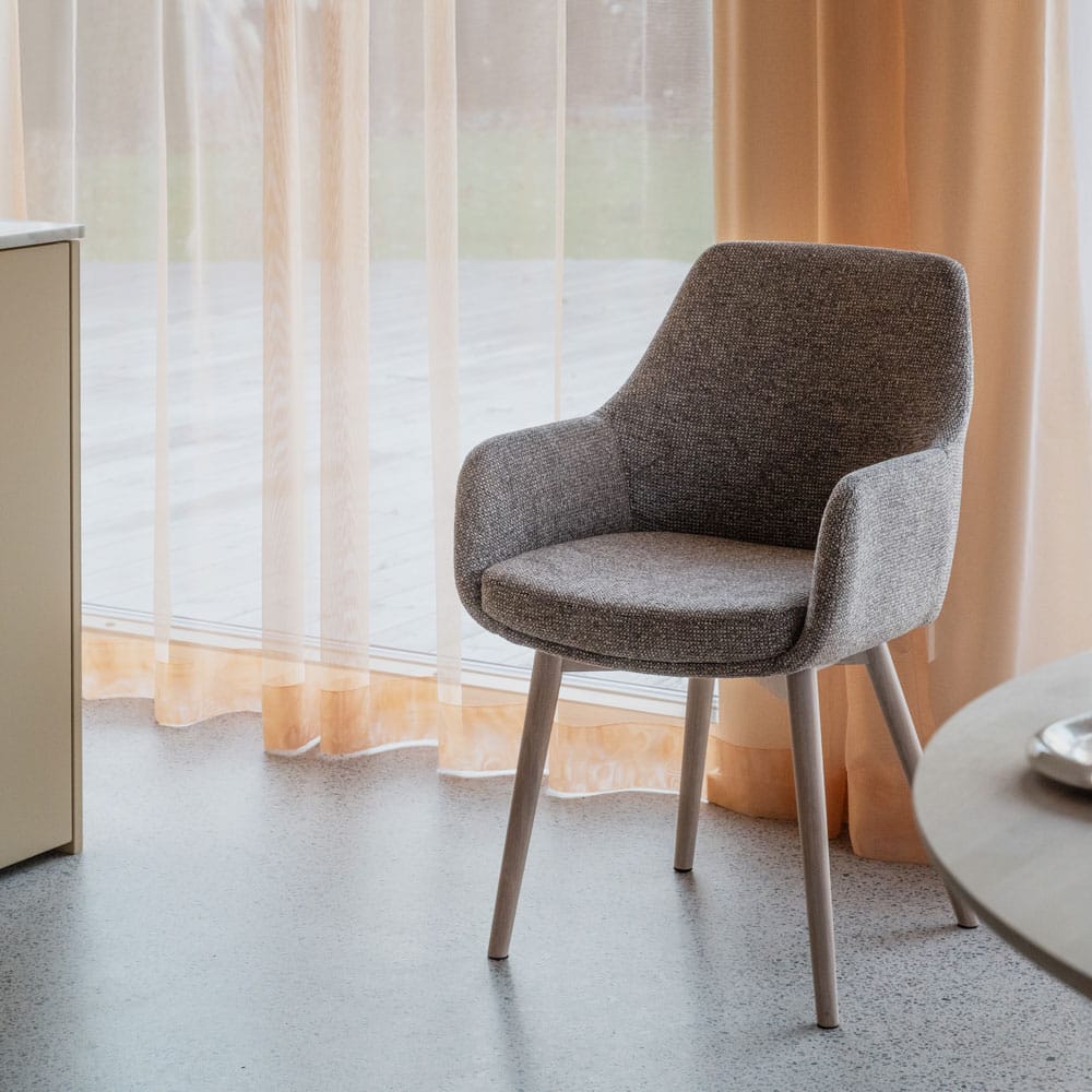 Rowico Densley-käsinojatuoli, tumma beige /valkopesty tammi. Miljöökuva.