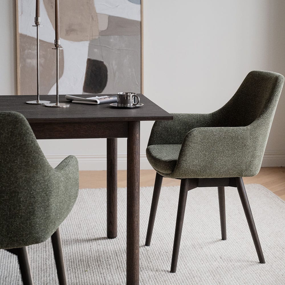 Rowico Densley-käsinojatuoli, vihreä/ruskea tammi. Miljöökuva.