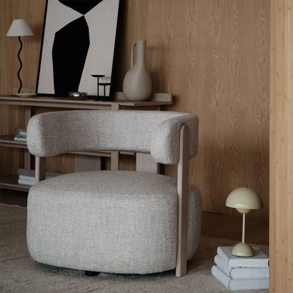 Rowico Home Jenison-nojatuoli, vaalea beige verhoilu ja valkopesty runko. Miljöökuva.