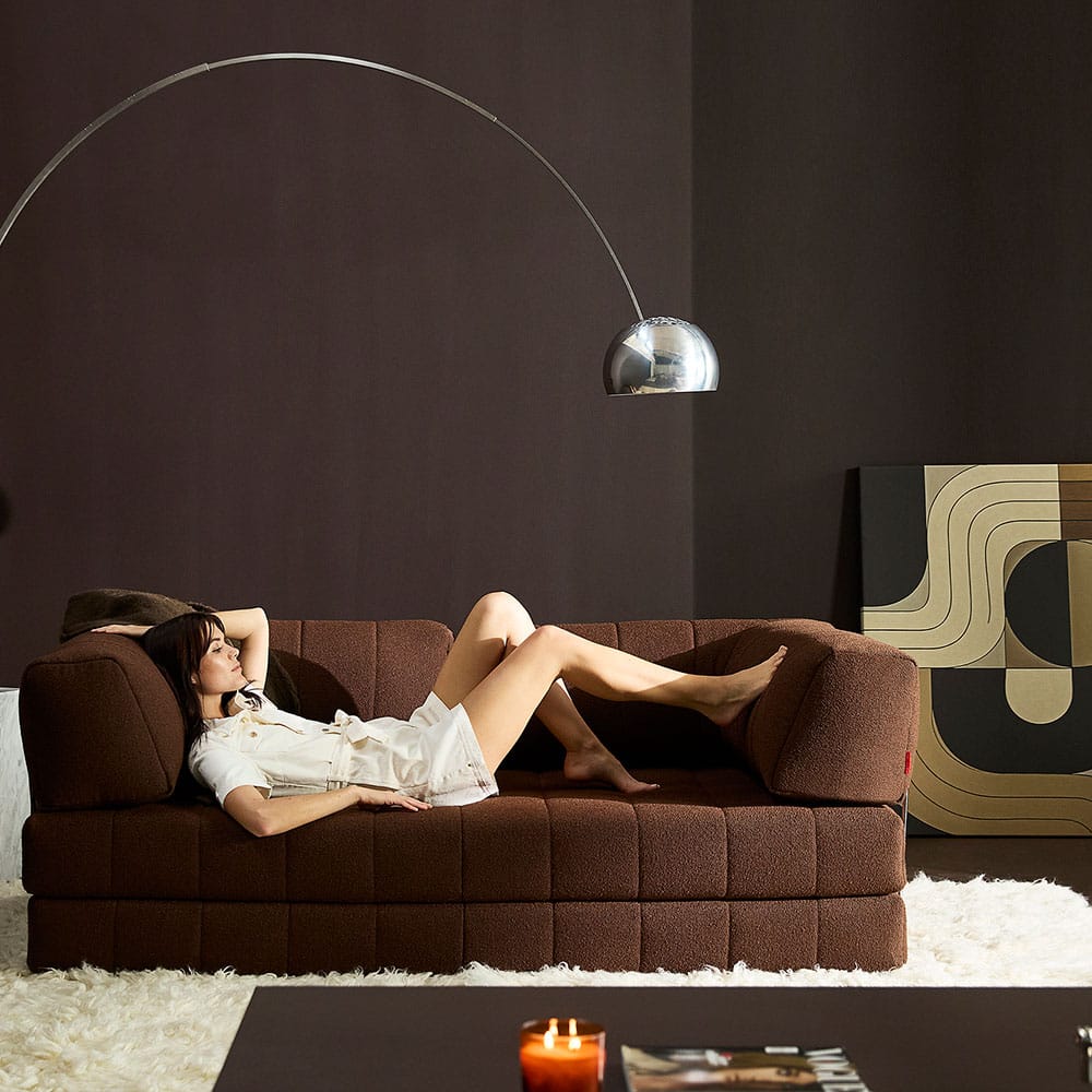 Innovation Living CozyPad-vuodesohva käsinojilla, ruskea. Miljöökuva.