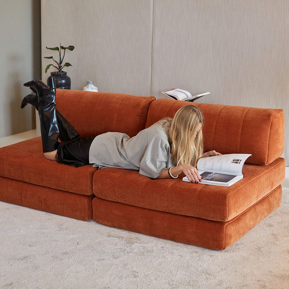 Innovation Living CozyPad-vuodesohva ilman käsinojia, miljöökuva.