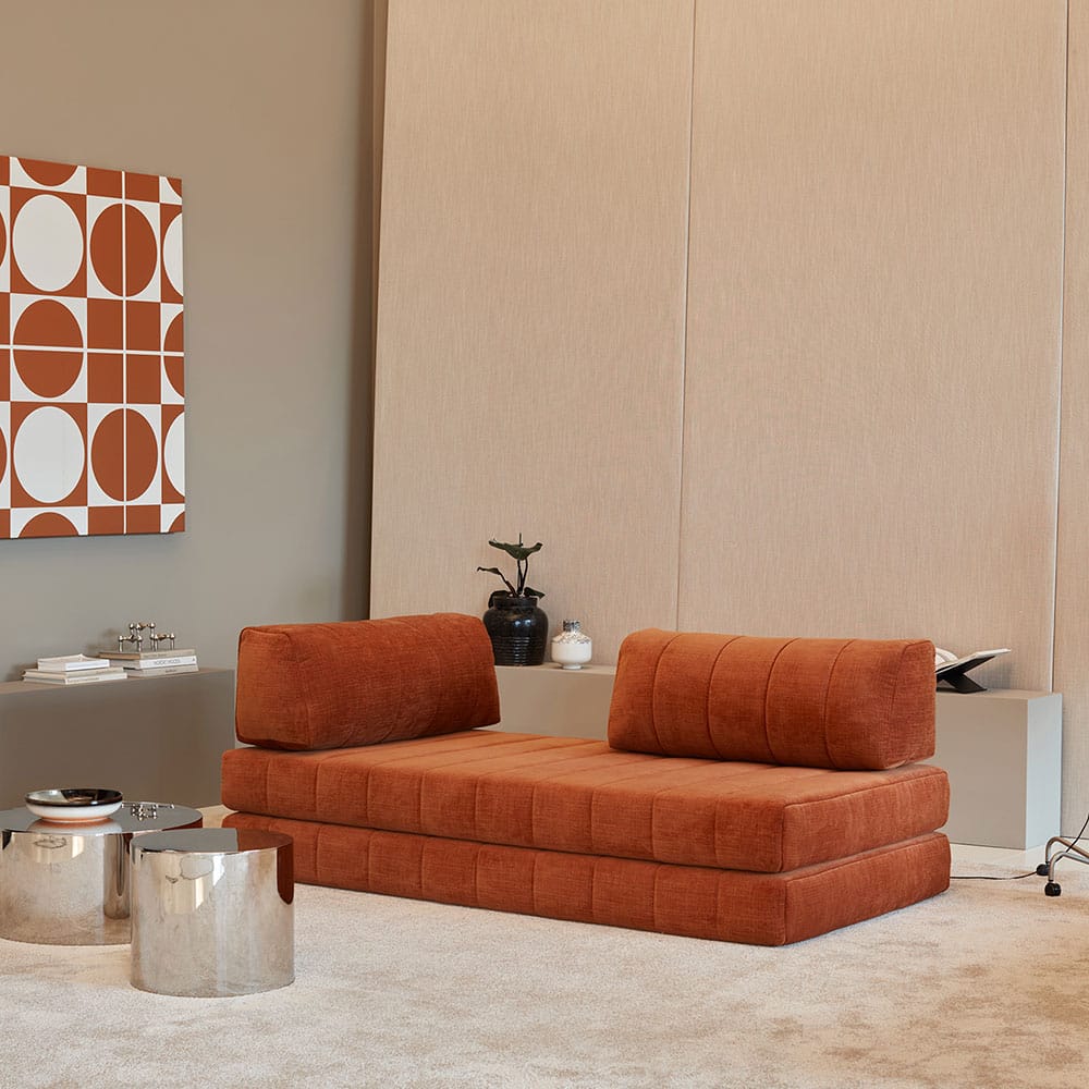 Innovation Living CozyPad-vuodesohva ilman käsinojia, miljöökuva.