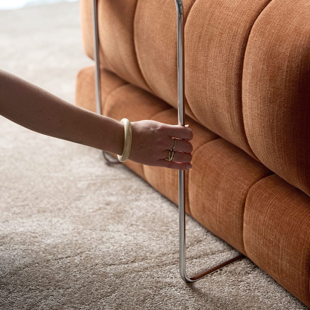 Innovation Living CozyPad-vuodesohva. Lähikuva tukiraudasta.
