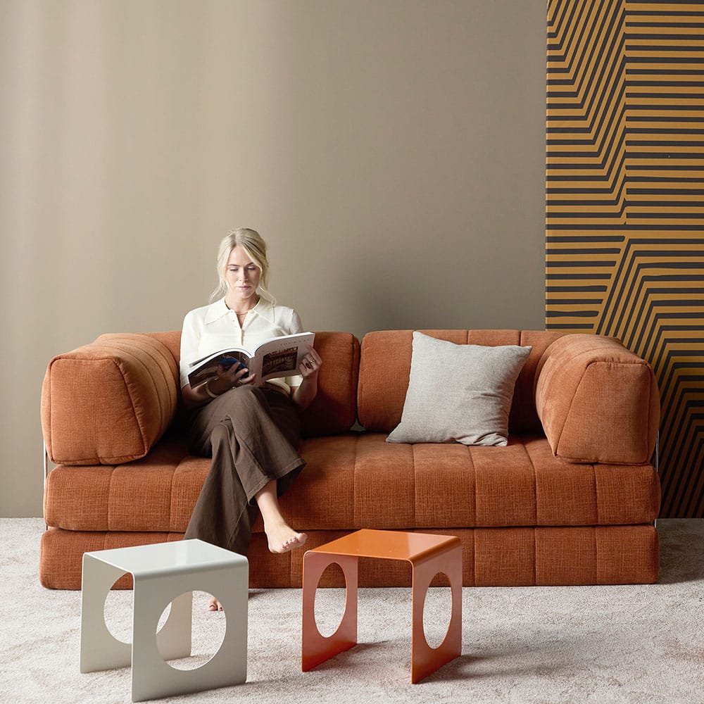 Innovation Living CozyPad-vuodesohva käsinojilla, oranssi. Miljöökuva.