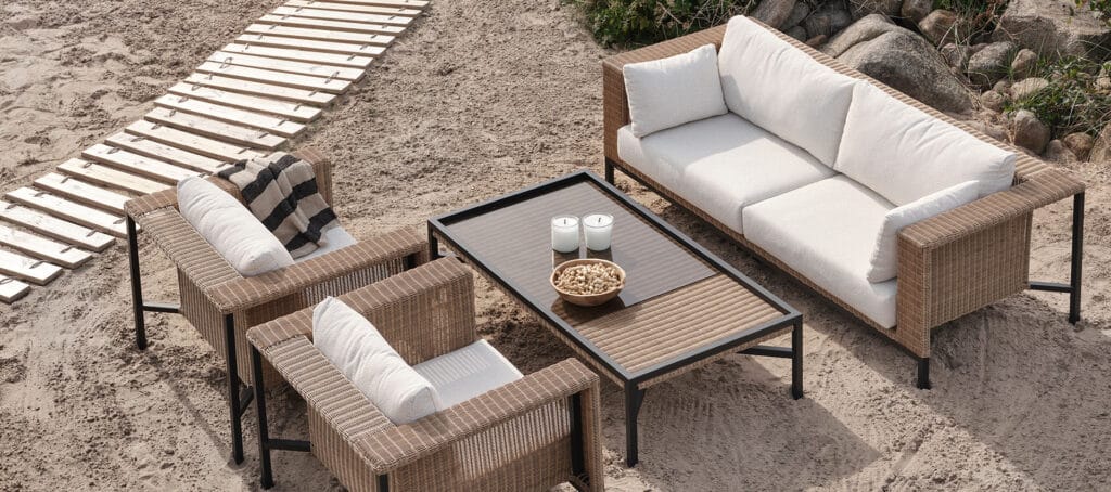 Artikkelikuva | Brafab Shell-ulkosohva ja nojatuolit rantamiljöössä.