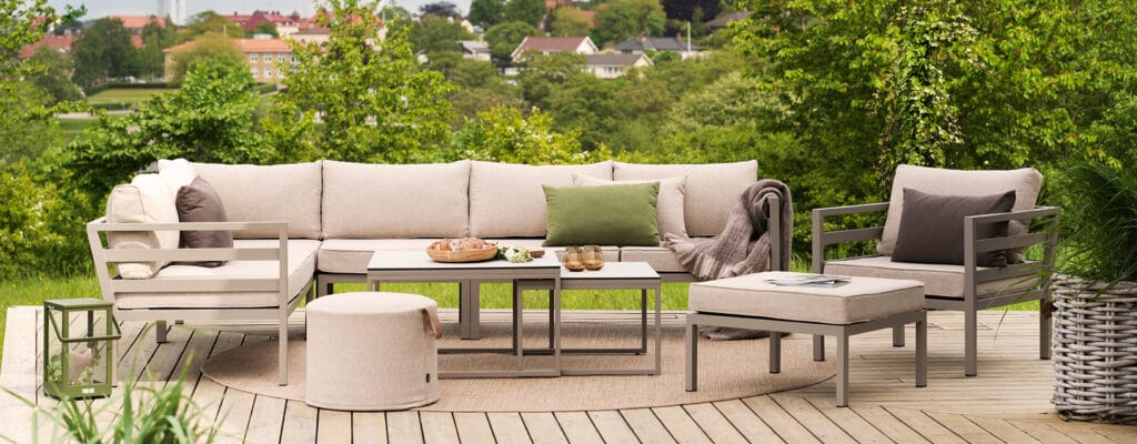 Artikkelikuva | Brafab Vevi-kulmasohva / puutarhakalusteet. Miljöökuva.