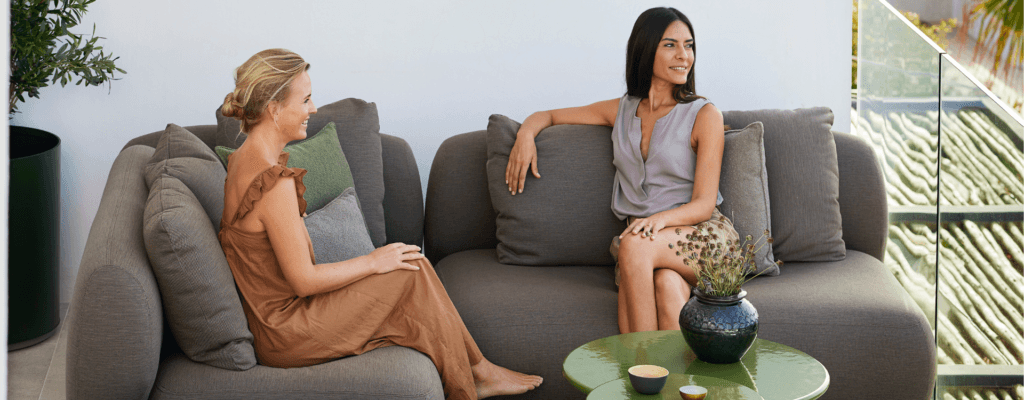 Artikkelikuva | Cane-line Capture-ulkosohva ja Glaze-pöydät, miljöö.