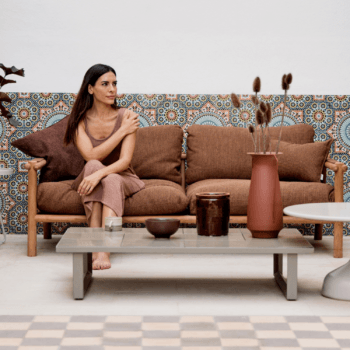 Artikkelikuva | Cane-line Sticks-ulkosohva, Glaze-sohvapöytä. Miljöökuva.