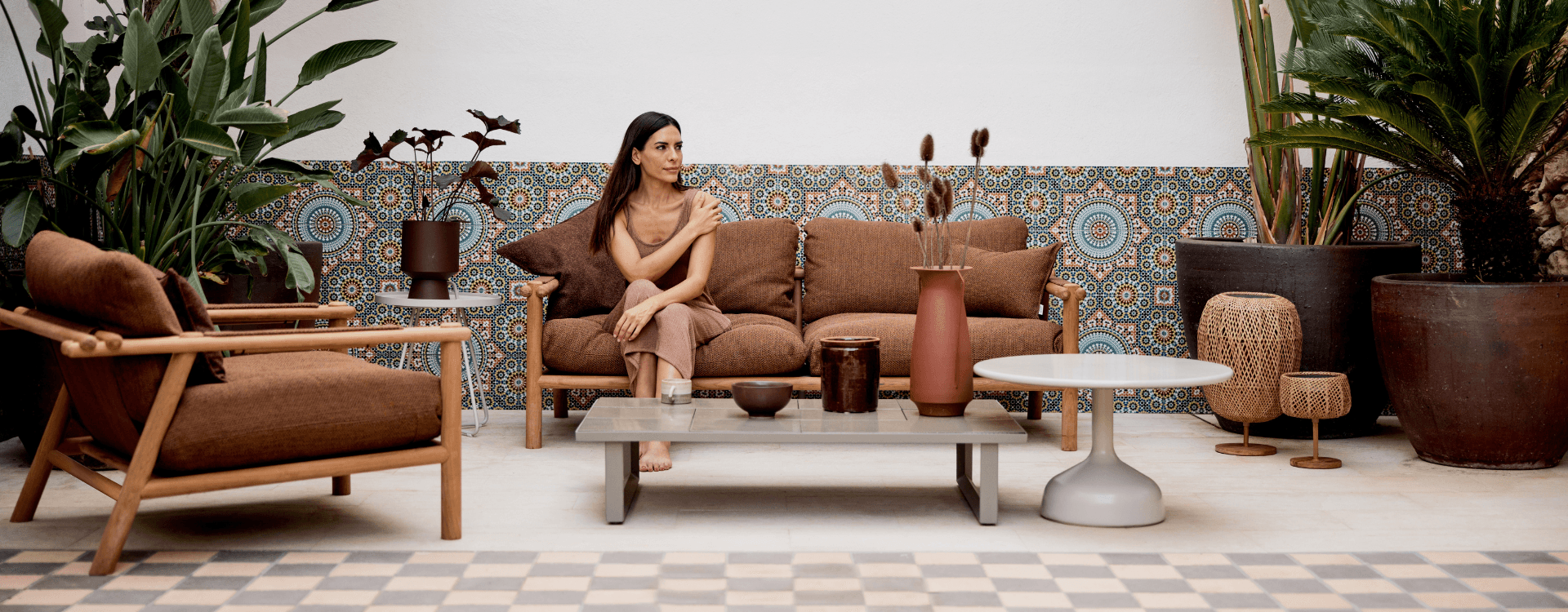 Artikkelikuva | Cane-line Sticks-ulkosohva, Glaze-sohvapöytä. Miljöökuva.