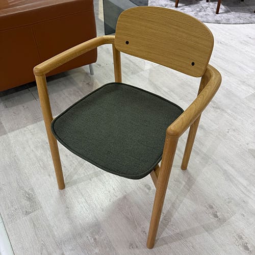 Skovby #140-ruokailuryhmä #842-tuoleilla. Outlet Turku.