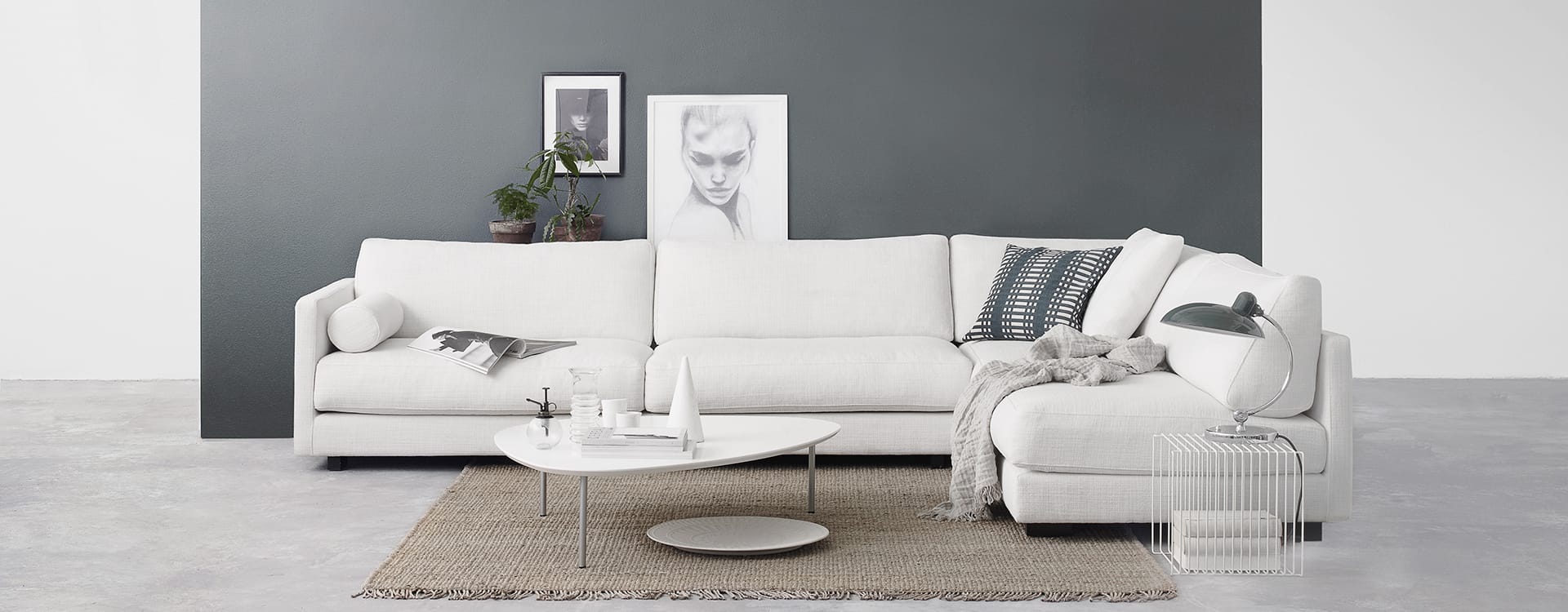 Artikkelikuva | Interface Maxim-avokulmasohva vihreänharmaata taustaa vasten. Somistettu studiokuva.