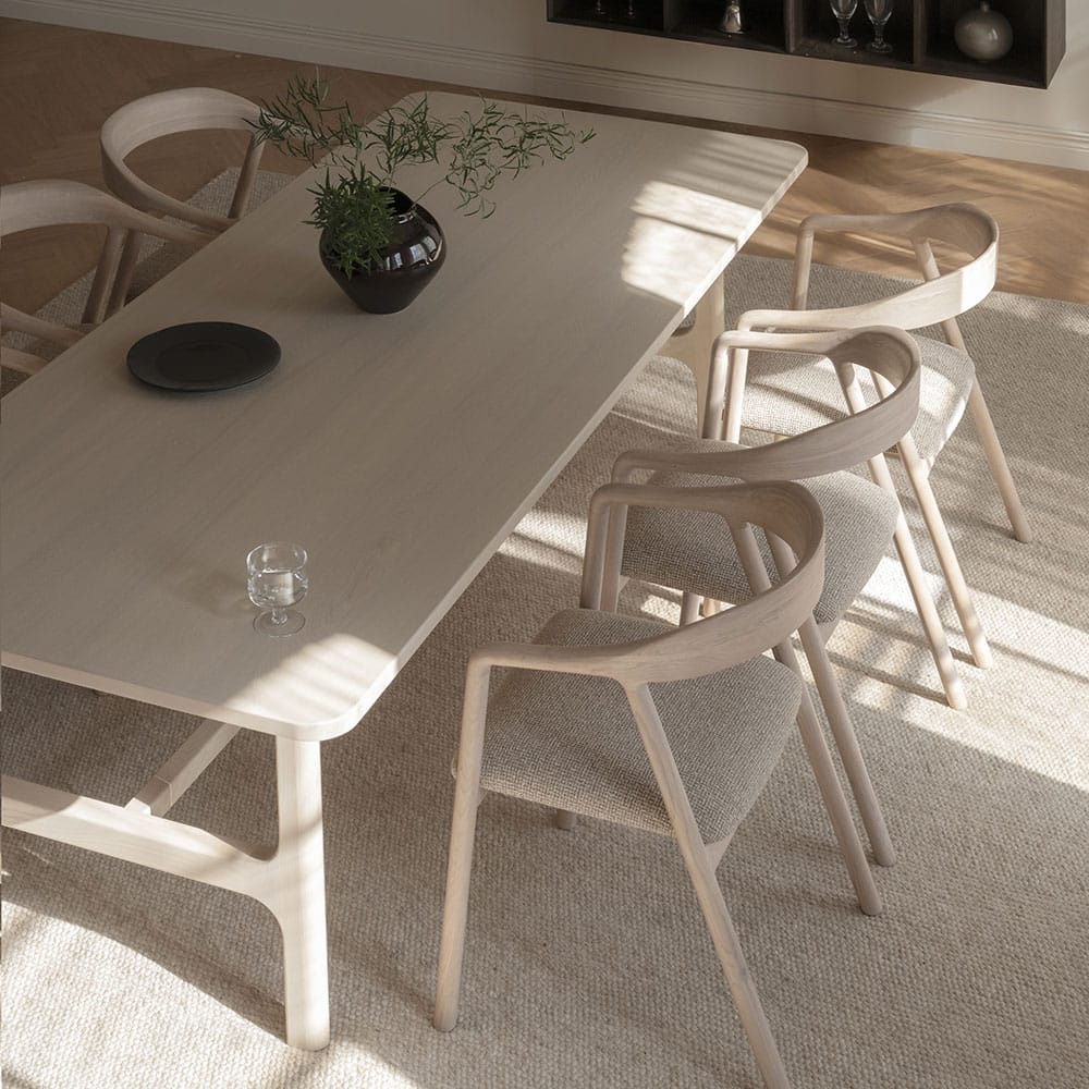 Rowico Home Driscoll-ruokapöytä ja Dillon-tuolit, valkopesty tammi