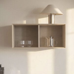 Rowico Home Scottsdale-seinähyllymoduuli, 2 yksikköä, valkopesty. Miljöökuva.